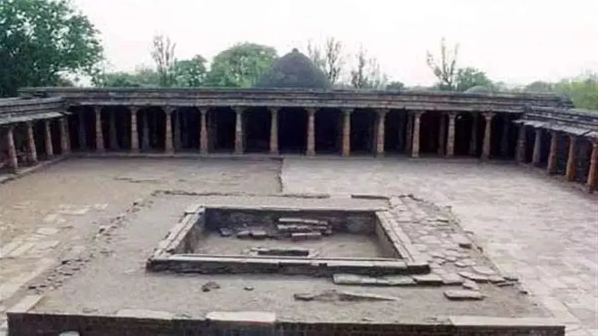 ASI survey in Bhojshala: खोदाई में मिली खंडित प्रतिमा, हिंदू पक्ष ने किया सनातन से जुड़ी होने का दावा