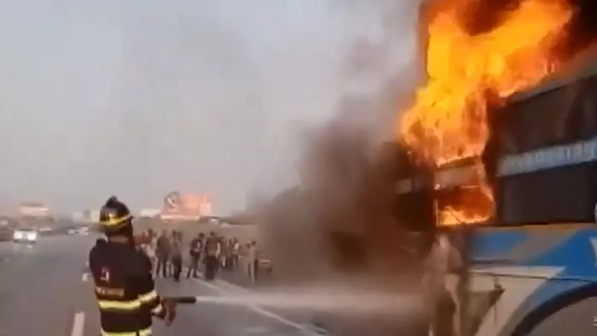 Video: मुंबई-पुणे एक्सप्रेस-वे पर चलती बस में लगी आग, 36 यात्री थे सवार; सभी सुरक्षित निकाले गए