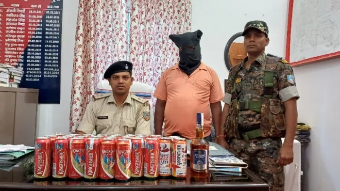 Jharkhand Crime: कपड़ा दुकान में चल रहा था अवैध शराब का काला खेल (फोटो - जागरण)