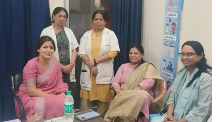 Mainpuri News: मैनपुरी में बहन डिंपल यादव के लिए वोट मांगने के लिए निकली पूनम रावत।