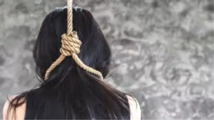 पति ने मोबाइल फोन नहीं दिया तो फांसी पर झूली पत्नी। (फाइल फोटो)