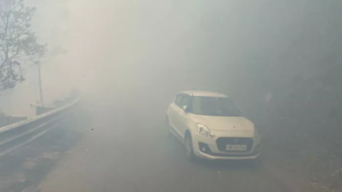 Uttarakhand Forest Fire: विकराल हुआ दावानल, थमी वाहनों की रफ्तार
