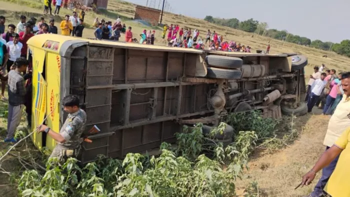 Ranchi School Bus Accident : रांची में स्कूल बस पलटी, 15 बच्चे घायल; अभिभावकों ने लगाया ये आरोप (फोटो- एजेंसी)