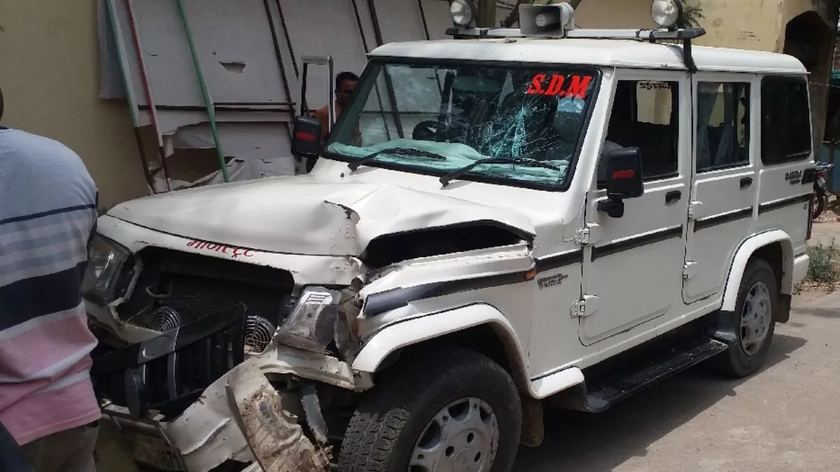 Kanpur News: सांड को बचाने के चक्कर में बिजली पोल से टकराई SDM की गाड़ी, चालक-गार्ड घायल; बाल-बाल बचीं अधिकारी