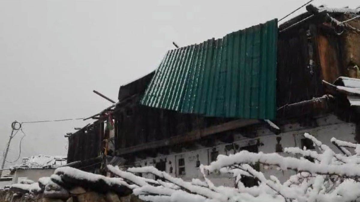 https://www.jagranimages.com/images/newimg/27042024/27_04_2024-snow_storm_in_joshimath_23706047.jpg