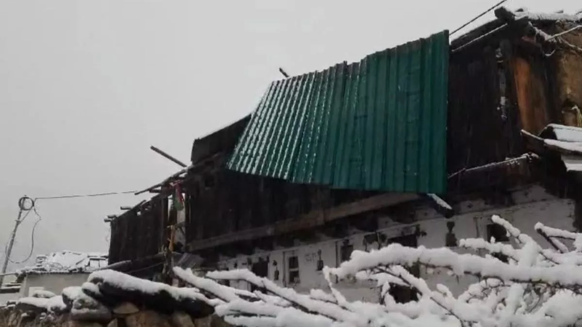 Joshimath News: बफीर्ले तूफान से द्रोणागिरी में आफत, घर की छतों पर लगी टीन उखड़ी; पैदल मार्ग भी क्षतिग्रस्त