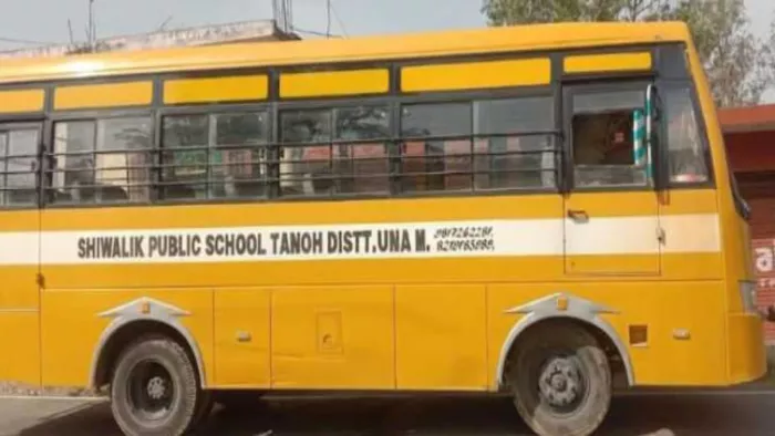 स्कूल बस का दरवाजा खुला तो टायर के नीचे आ गई छात्रा, मौके पर हुई मौत।