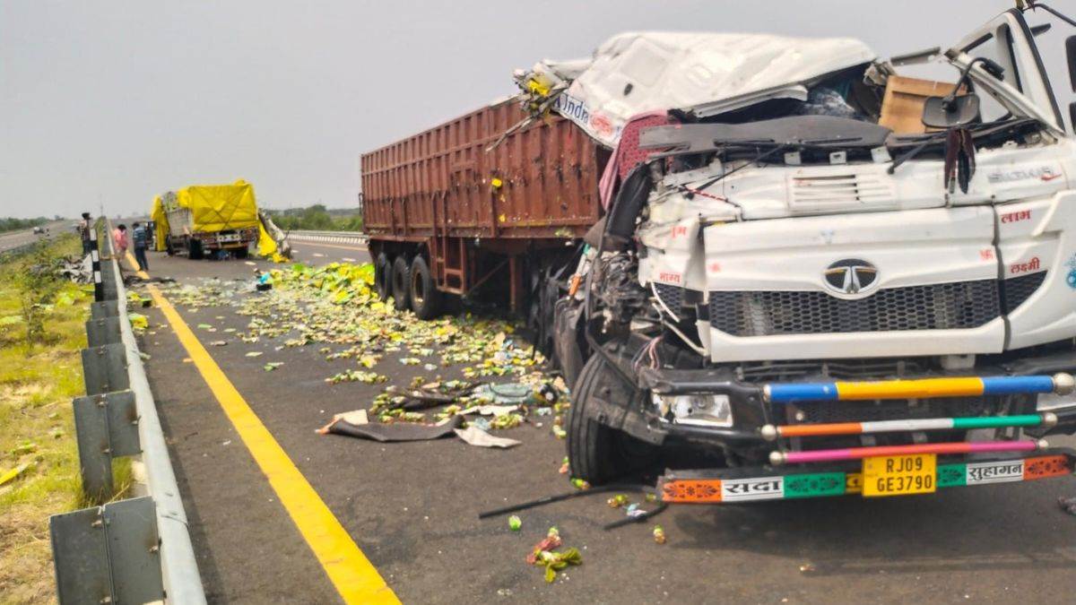 one driver killed in head on crash on purvanchal expressway in azamgarh