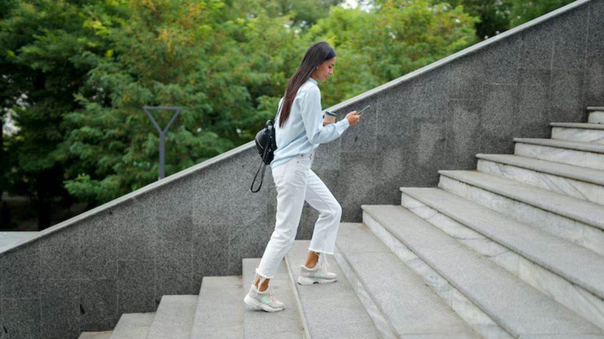 https://www.jagranimages.com/images/newimg/27042025/27_04_2025-climbing_stairs_benefits_23926495.jpg