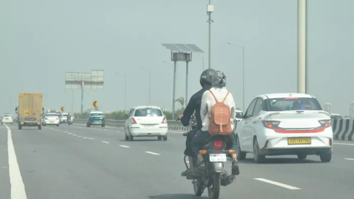 दिल्ली मेरठ एक्सप्रेसवे पर गुजरते वाहन चालक। फाइल फोटो- जागरण