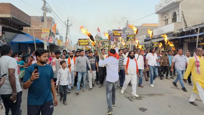 पाकिस्तान के खिलाफ प्रदर्शन करते लोग। (जागरण)