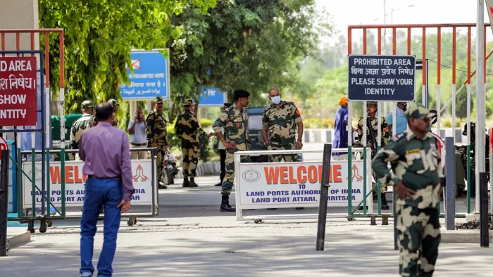पहलगाम आतंकी हमले के बाद अटारी बॉर्डर पर पहरा देते जवान (फोटो- एएनआई)