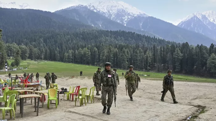 आतंकवादियों द्वारा पर्यटकों पर अंधाधुंध गोलीबारी की जांच करते भारतीय सुरक्षा अधिकारी