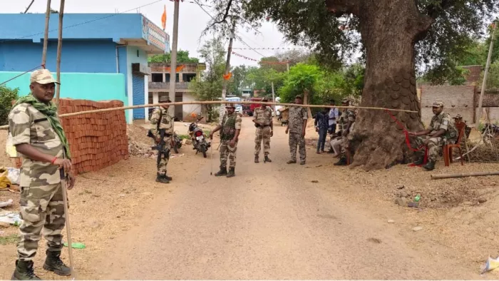 तनाव के बाद गांव में तैनात पुलिस बल। (जागरण)