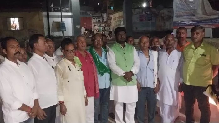 कैंडल मार्च के दौरान उपस्थित नेतागण। (जागरण)