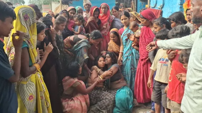 पति के मौत के बाद विलाप करते पत्नी एवं परिवार के लोग। (जागरण)