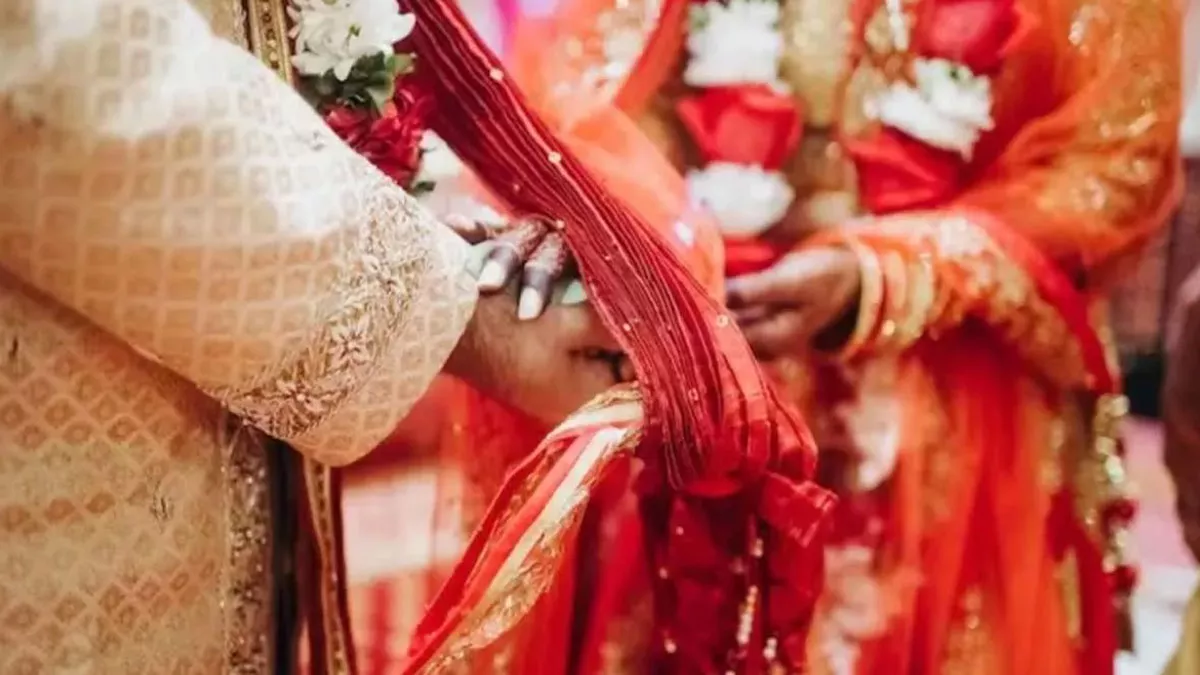 शादी में पनीर की जगह मिली दाल तो गुस्‍साया घराती, मंडप पर चढ़ा दी बस; कई घायल