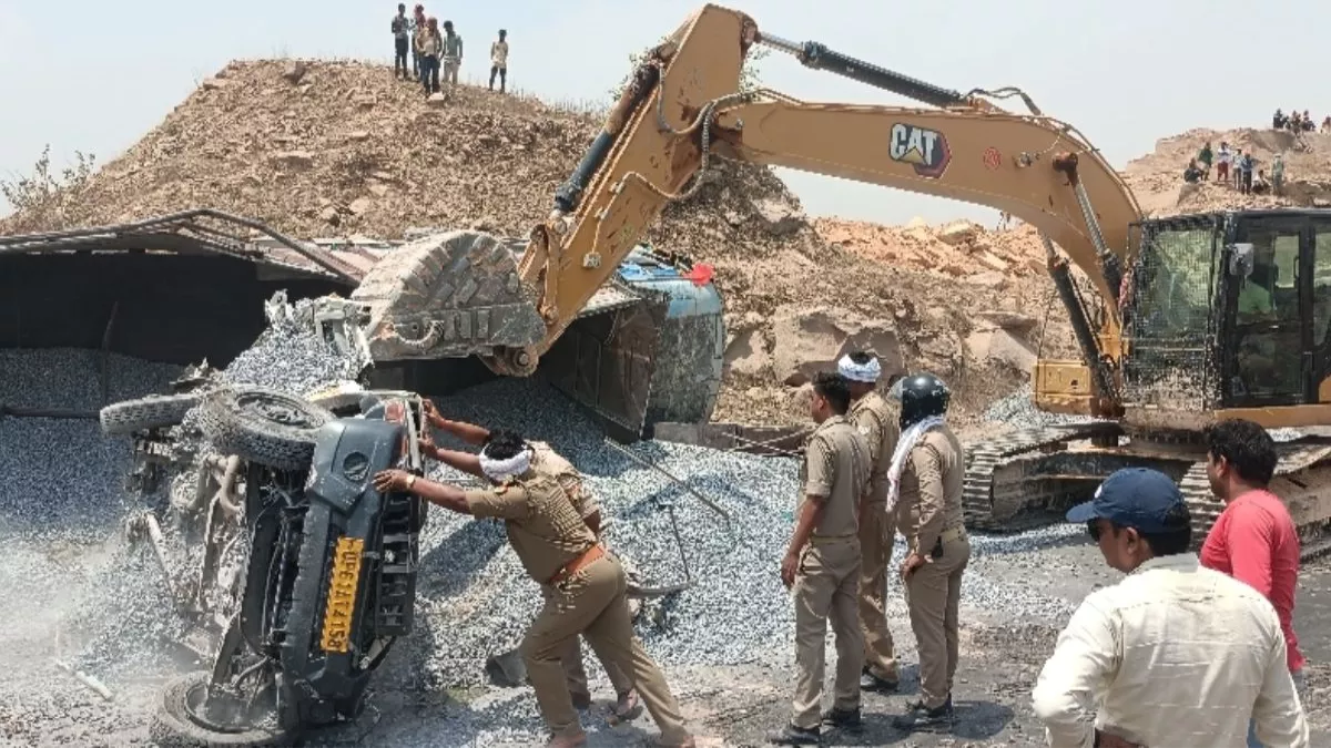 Mirzapur Road Accident: मिर्जापुर में पलटी एंबुलेंस, नौ माह की गर्भवती सहित चार की मौत से हड़कंप