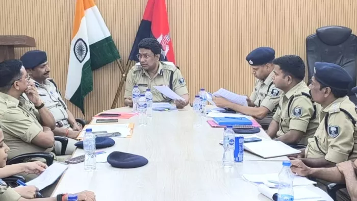 बैठक करते डीआइजी चंदन कुमार कुशवाहा व अन्य। (जागरण)