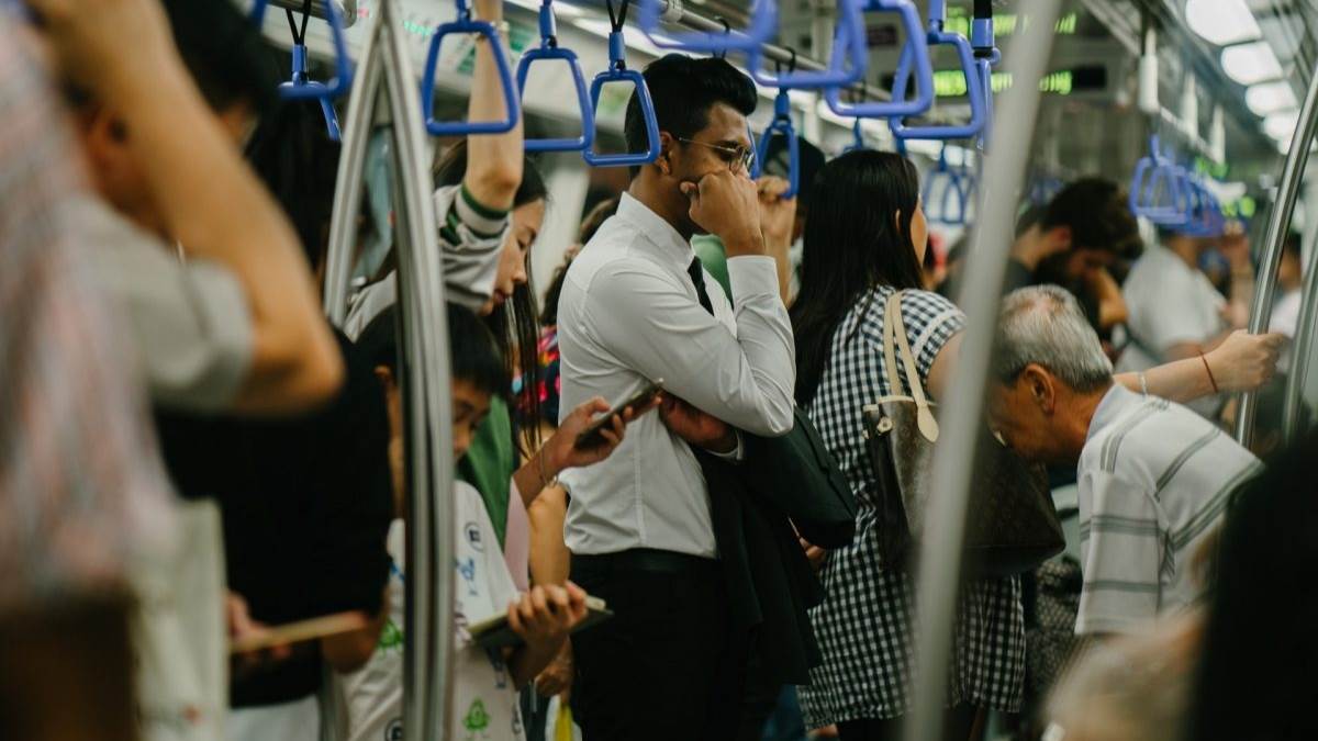 professionals spend time commuting delhi ncr bengaluru hyderabad see midweek rush