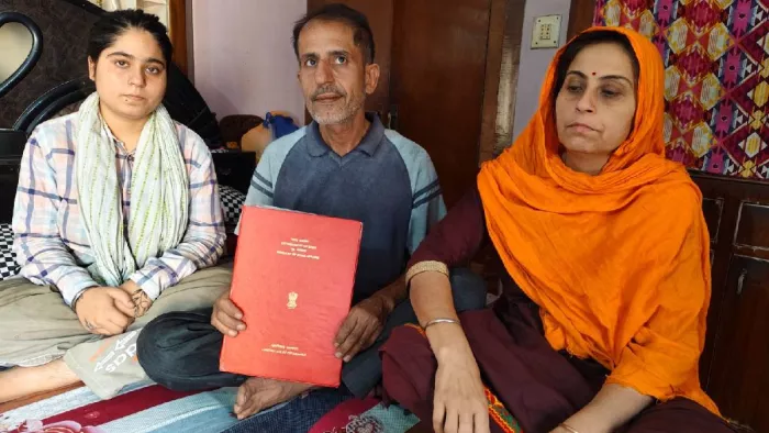 भारतीय नागरिकता को दिखाता नंदलाल, उसके साथ पत्नी सुमित्रा व बेटी वर्षा