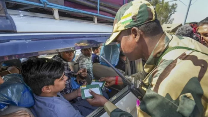 अटारी सीमा पर अपने देश जाने के लिए पहुंचे पाकिस्तानी नागरिकों के पासपोर्ट की जांच करते सुरक्षाकर्मी। PTI