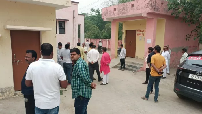 पोस्टमार्टम हाउस के बाहर जुटी भीड़। जागरण