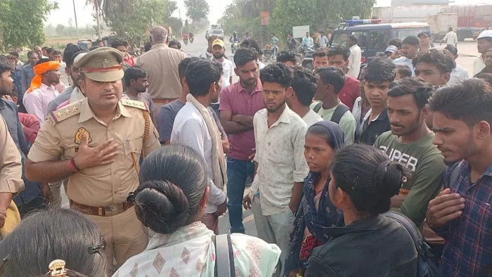 सीतापुर : कंदुनी में रेडिको फैक्ट्री गेट पर लोगों को समझाते पुलिसकर्मी : जागरण