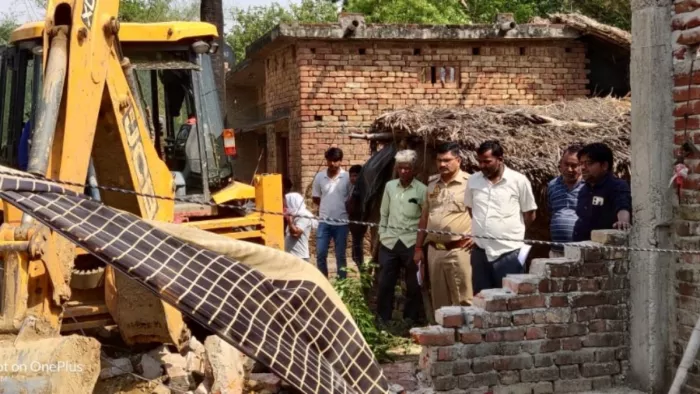 नेपाल सीमा पर बने 17 अवैध मदरसों को बंद कराया गया, अवैध निर्माण भी ढहाए गए। (तस्वीर जागरण)