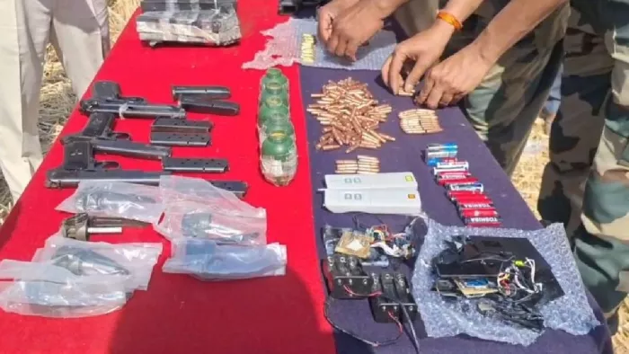 भारत पाक सीमा पर बरामद किया गया आरडीएक्स, ग्रेनेड और पिस्तौल। ( फाइल फोटो)