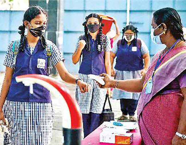 सीबीएसई द्वारा आयोजित 12वीं की परीक्षा के प्रारूप के संबंध में परिस्थिति अनुकूल निर्णय लेना ही उचित है। फाइल