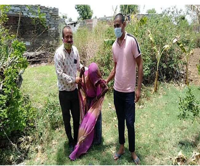 कोरोना वैक्सीन को लेकर चल रही अफवाह के बाद घर छोड़कर जंगल में छिपी महिला को लेकर आते ग्रामीण।