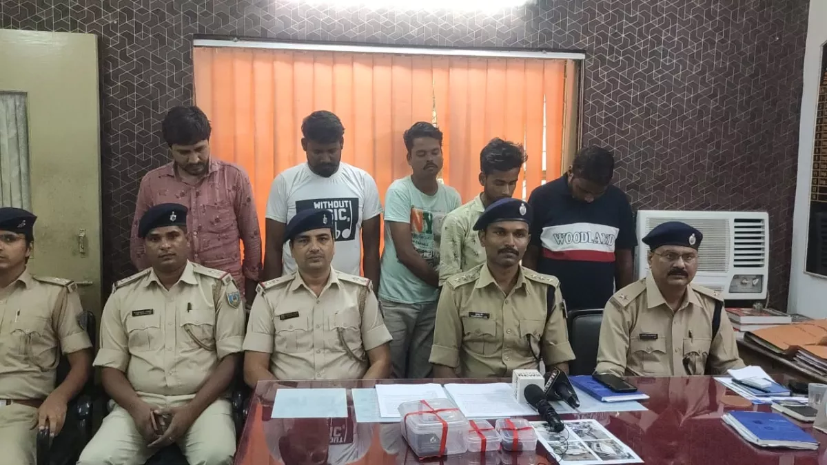 Jamshedpur crime News: जमशेदपुर पुलिस ने कार चोर गिरोह का किया भंडाफोड़, गैंग के पांच सदस्यों को किया गिरफ्तार