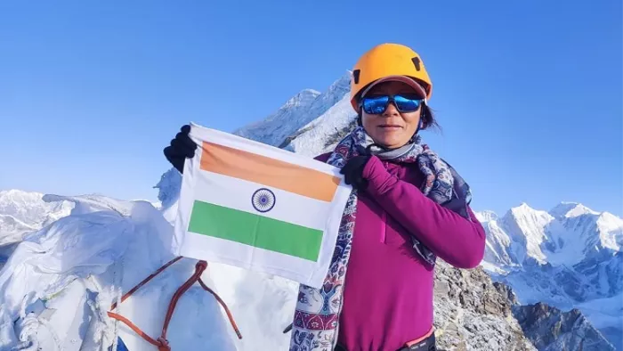 माउन्ट एवरेस्ट पर 8478.86 मीटर तक चढ़ने वाली पहली भारतीय महिला पर्वतारोही अस्मिता।