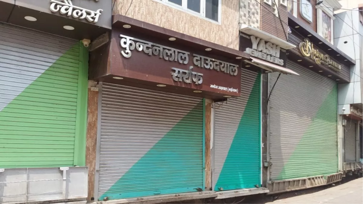 अलीगढ़ में मां-बेटा की हत्या से नाराज कारोबारियों ने बाजार बंद कर जताया आक्रोश