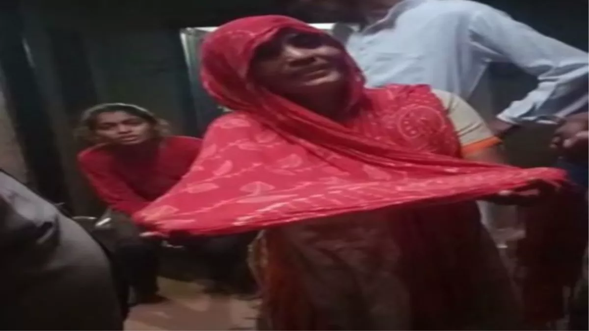 बागपत: दारोगा के पैरों में सिर रखकर मां ने लगाई थी न्याय की गुहार, वीडियो वायरल
