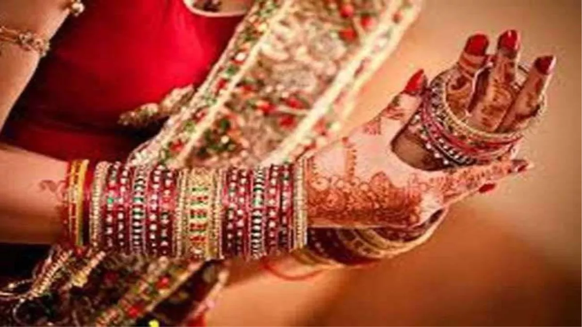उत्तर प्रदेश के हापुड़ में एक युवती से शादी करने पर अड़े सगे भाई, तैयारी में जुटी दुल्हन अब तक अनजान