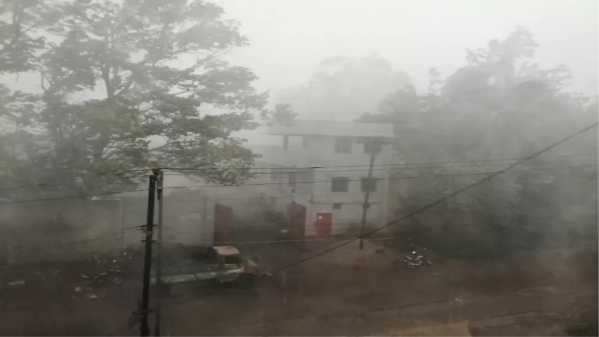 Jamshedpur Weather News : जमशेदपुर में जोरदार आंधी-बारिश से आधे घंटे तक ठहरा शहर, तीन दिनों तक ऐसा ही रहेगा मौसम