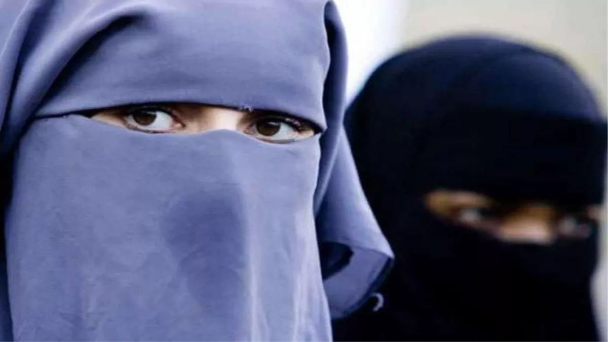 Hijab Row: कर्नाटक के मंगलुरु में बढ़ा हिजाब विवाद, कालेज छात्राओं ने डिप्टी कमिश्नर को सौंपा ज्ञापन