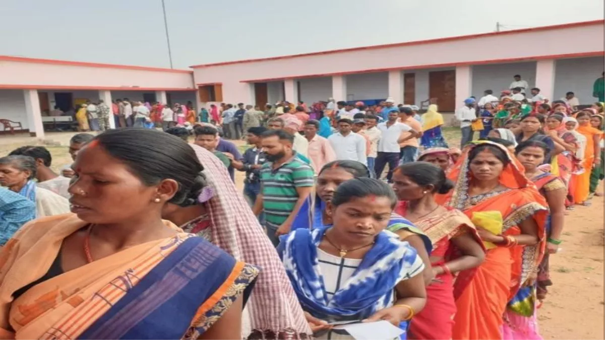 Jharkhand Panchayat Chunav 2022: रामगढ़ के मांडू प्रखंड में अंतिम चरण का मतदान जारी, बूथ पर मतदाताओं की लंबी-लंबी कतार