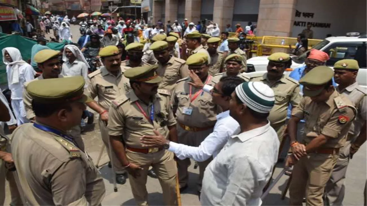 Gyanvapi Masjid case : ज्ञानवापी मस्जिद में जुमे की नमाज में उमड़ी भीड़, सुरक्षा व्‍यवस्‍था चाक चौबंद