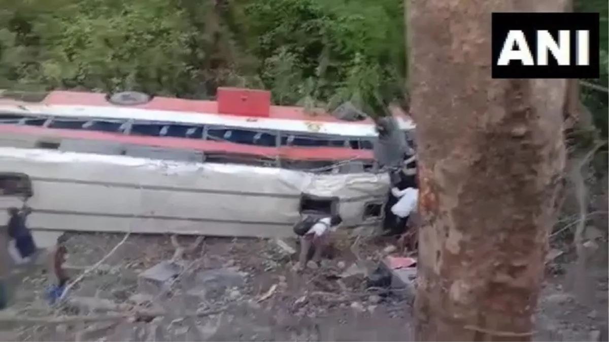 Maharashtra: पालघर में यात्रियों से भरी बस 25 फीट गहरी खाई में गिरी, 15 लोग हुए घायल