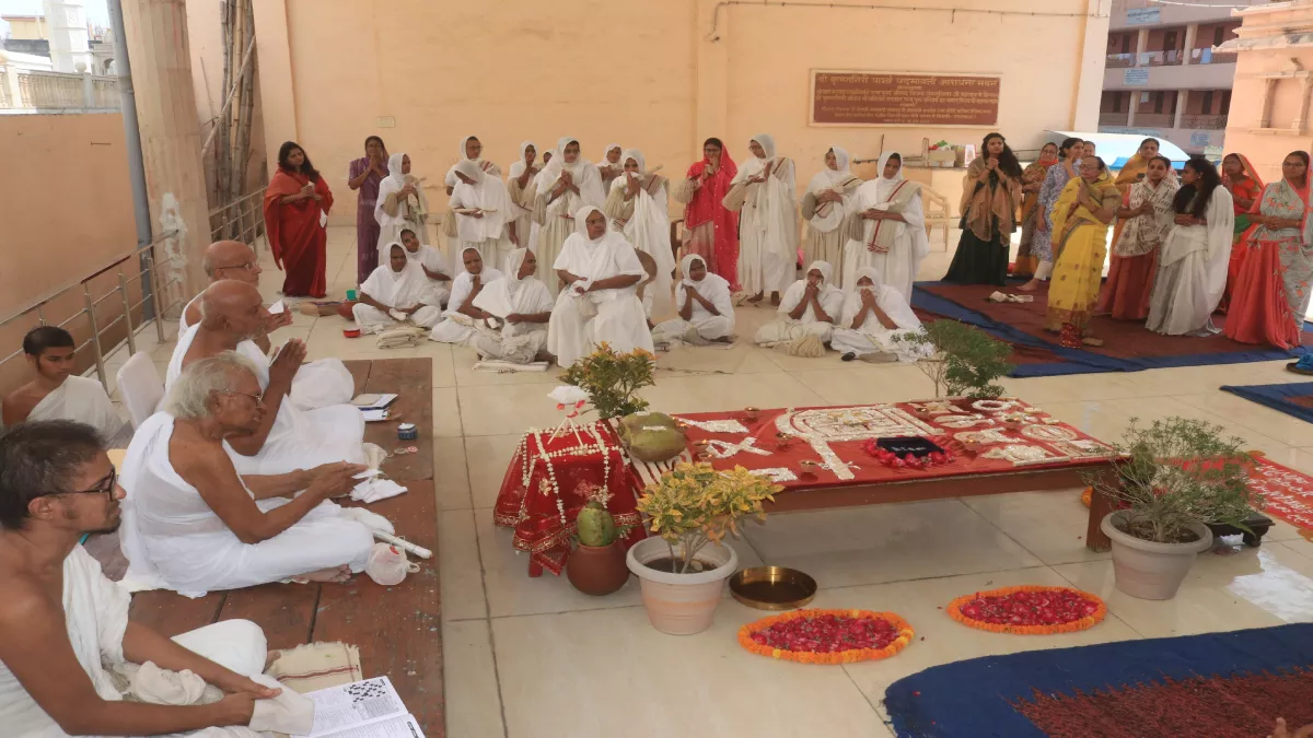 अहमदाबाद से 13 सौ किलोमीटर की पैदल यात्रा कर वाराणसी पहुंचे श्वेताम्बर जैन समाज के साधु