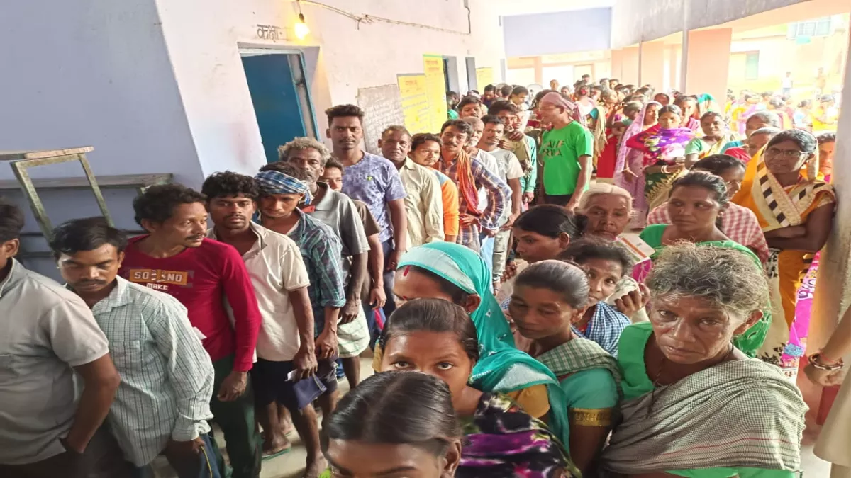 Jharkhand Panchayat Chunav 2022: चाईबासा में सुबह से ही बूथों के बाहर लोगों की लंबी कतार