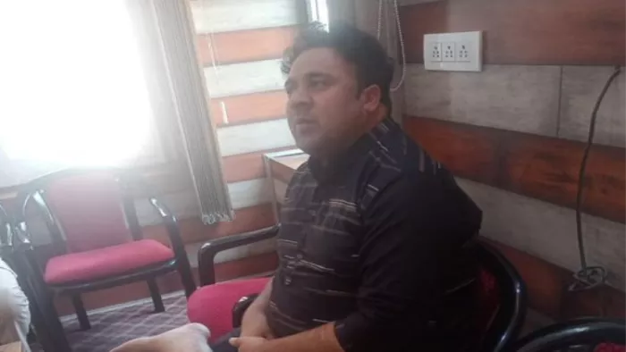 वह आतंकियों का समर्थन करता है और यही कारण है कि आतंकी यासिन मलिक को भी साहब बोलता है।