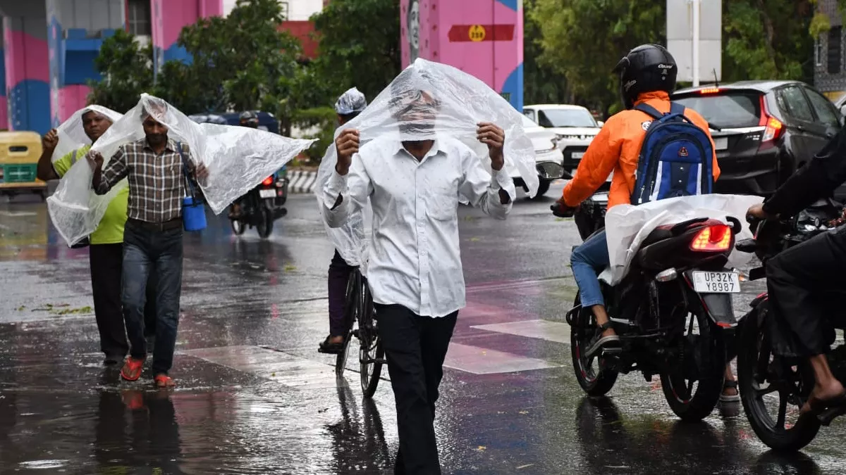 तेज आंधी ने गिराए पेड़, कहीं सड़कों पर भरा पानी; तेज बारिश की भेंट चढ़ा पहलवानों का टेंट, Photos में देखें हाल