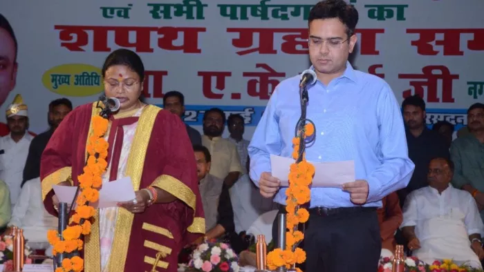 Agra Mayor Oath: आगरा में हेमलता दिवाकर कुशवाह ने ली मेयर की शपथ