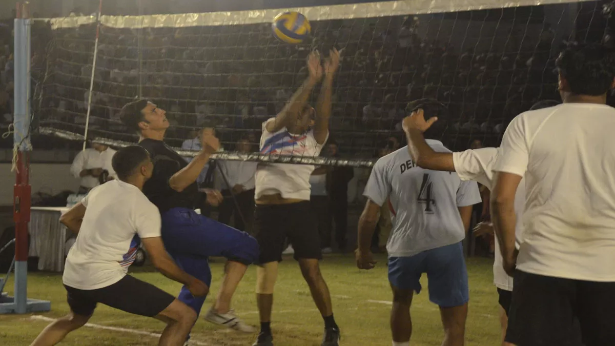 बॉलीवुड के खिलाड़ी Akshay Kumar ने पुलिस अधिकारियों को वॉलीबॉल में दी मात, फिटनेस से चौंकाया; तस्‍वीरें