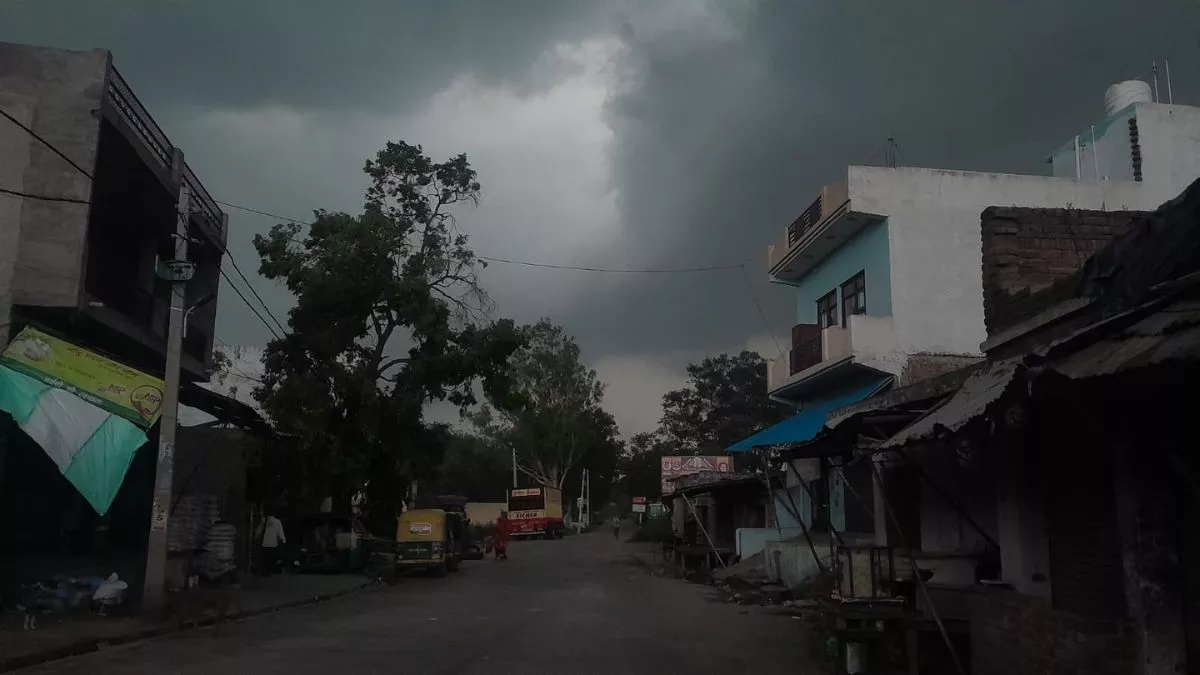 Weather Update: आगरा-अलीगढ़ में बदला मौसम, तेज हवाओं के साथ बारिश, वीकेंड पर मिली भीषण गर्मी और उमस से राहत