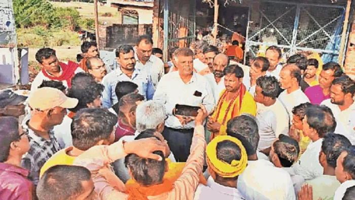 व्यापारियों की शिकायत पर जांच करने पहुंचे उपायुक्त फूड अपूर्व श्रीवास्तव साथ में राना दिनेश प्रताप सिंह। -जागरण